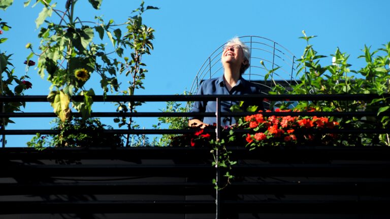 Woman from Cambridge turns garage roof into green oasis