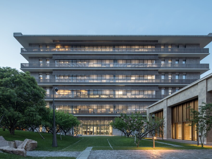 The Shanghai building Liu, which was designed for the Novartis Pharmaceutical Company, conjures up the old Chinese architectural motifs in the use of graded balconies. It was built in 2014.