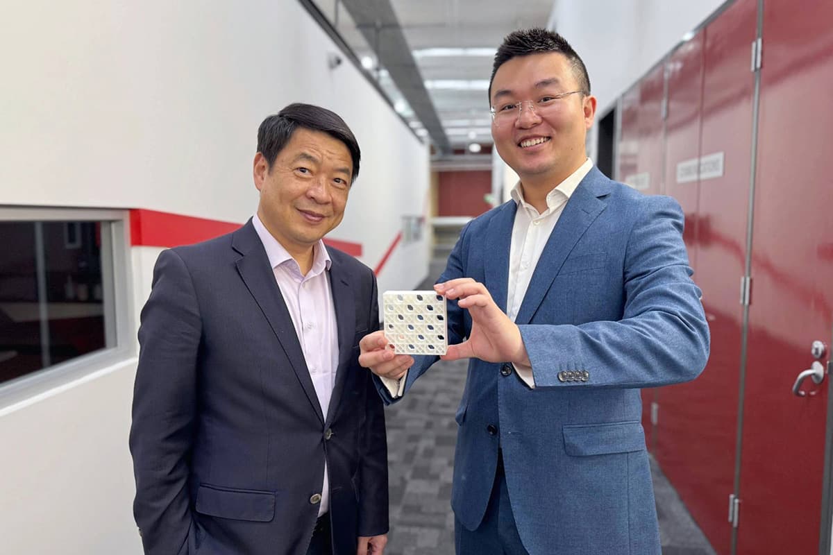 The researchers Mike Xie (left) and Dr. Jiaming MA (right) hold a 3D printed model of the team's double grid design