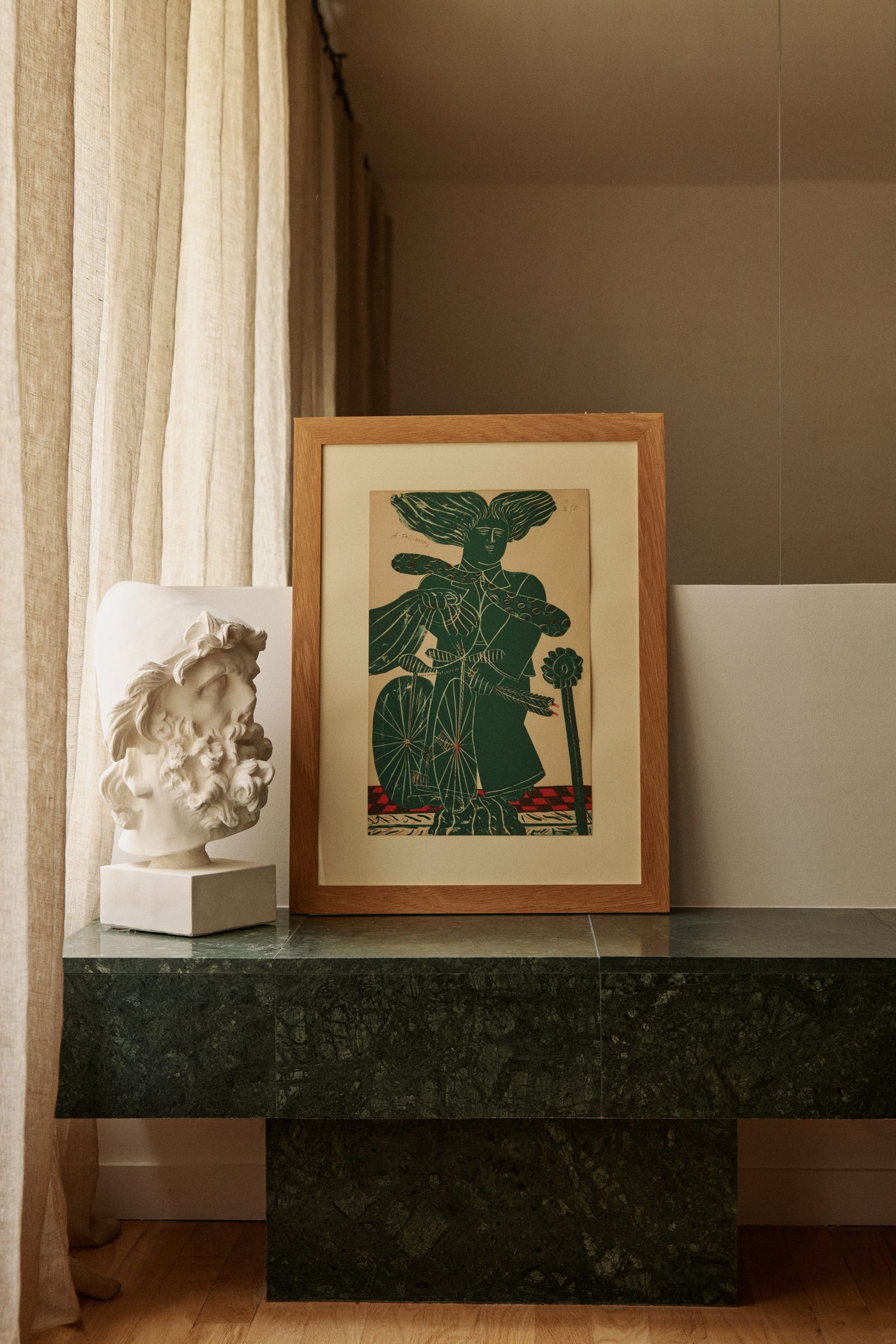 Detail with green bank in the marble bust in white chalk lithograph specy curtain beige.