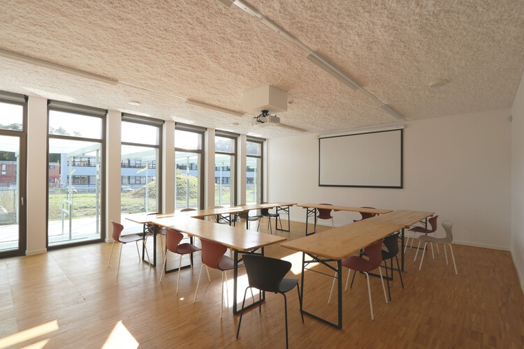 The map management house of the province of Namur / Samyn and partner - interior photography, dining room, wood, glass, chair