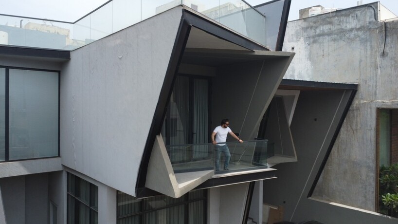 Jagged aircraft in steel and concrete culpta Casa Acentuada from Smart Arch Studio in India