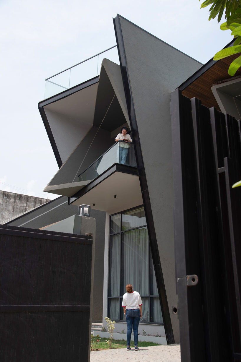 Jagged aircraft in steel and concrete culpta Casa Acentuada from Smart Arch Studio in India
