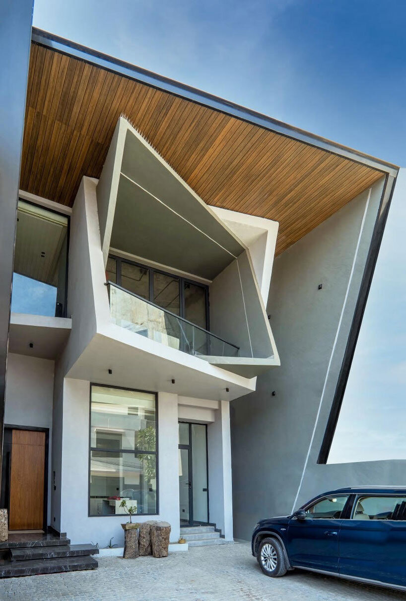 Jagged aircraft in steel and concrete culpta Casa Acentuada from Smart Arch Studio in India