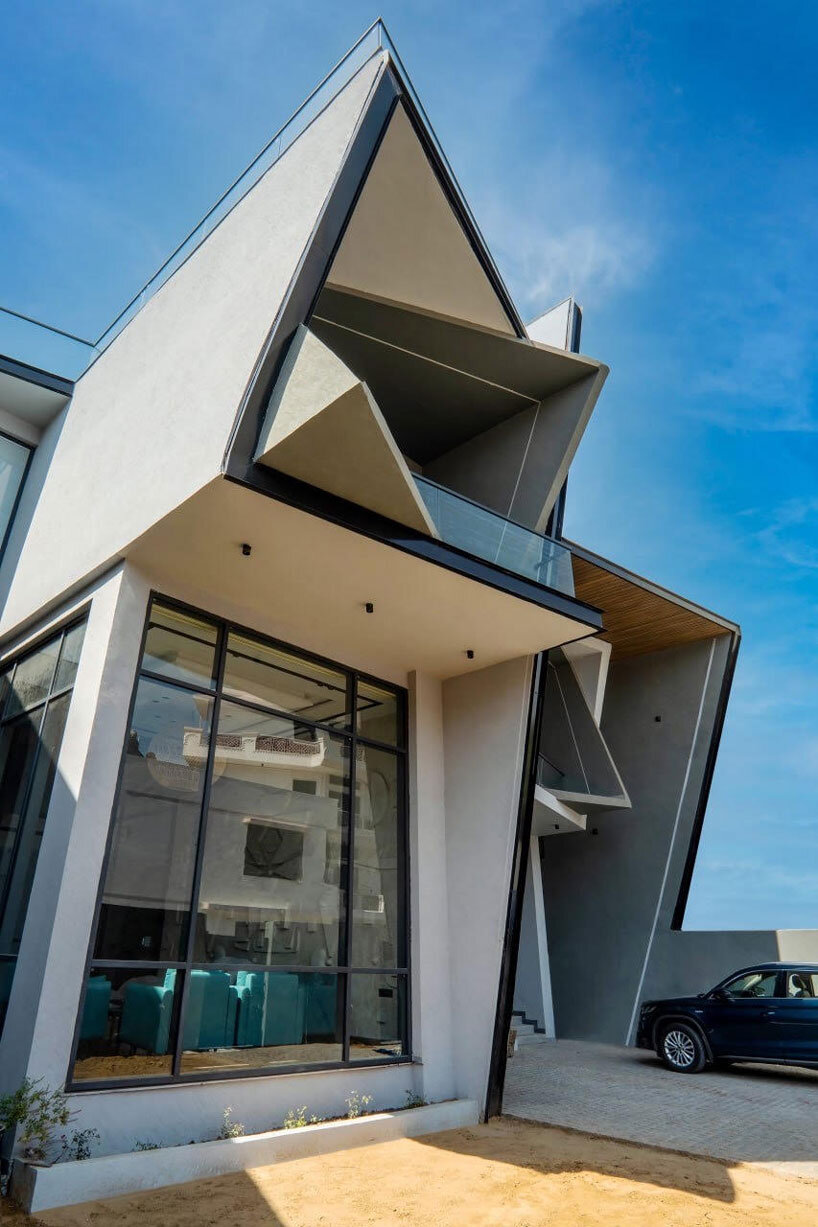 Jagged aircraft in steel and concrete culpta Casa Acentuada from Smart Arch Studio in India