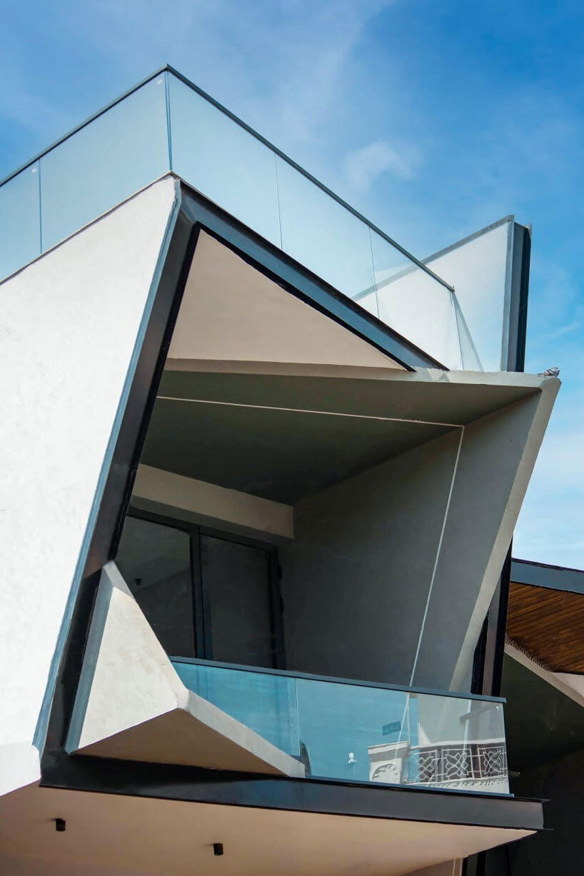 Jagged aircraft in steel and concrete culpta Casa Acentuada from Smart Arch Studio in India