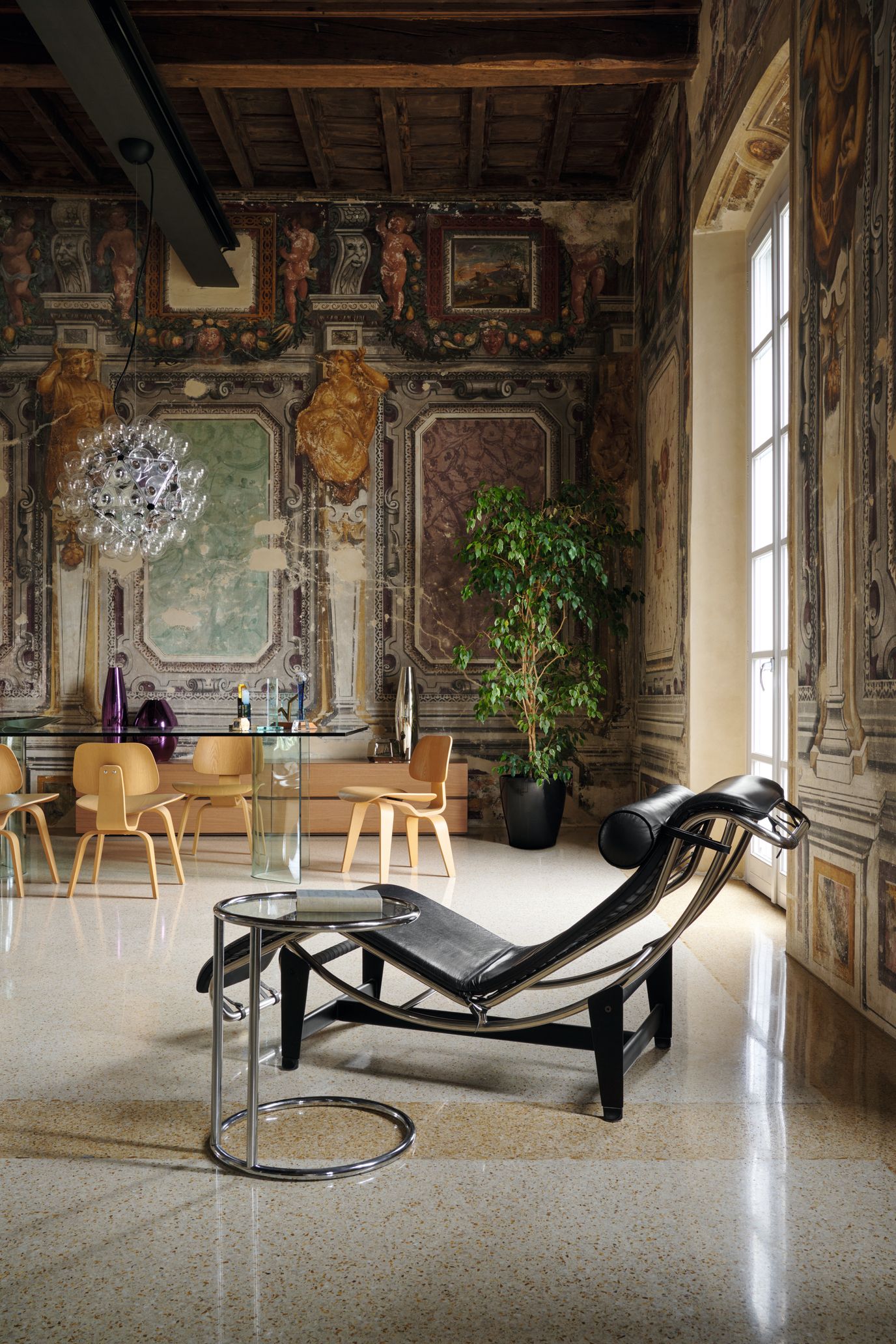 Chais Longuge LC4 Frescoed Wall from Le Corbusier Cassina Kristall Table Wooden Chairs