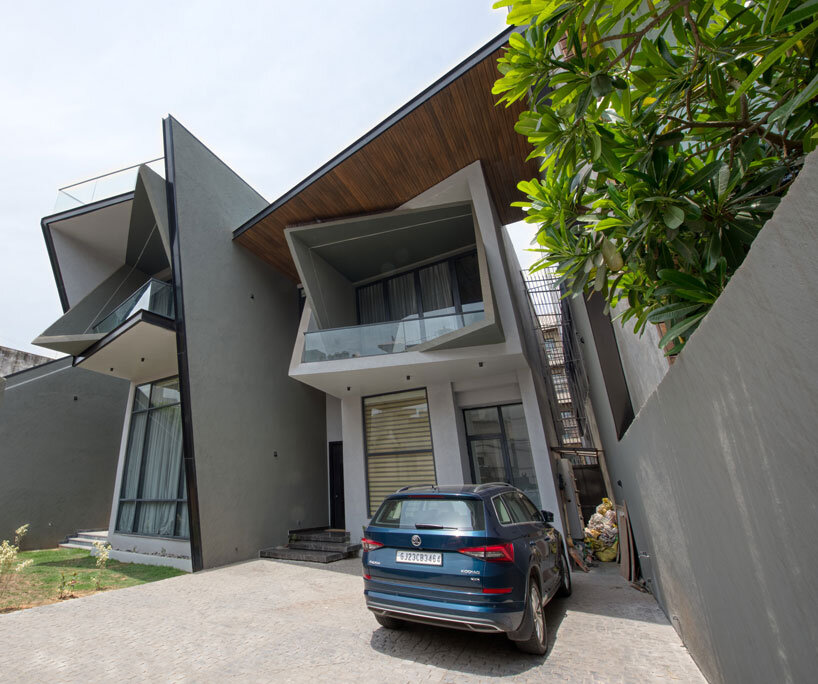 Jagged aircraft in steel and concrete culpta Casa Acentuada from Smart Arch Studio in India