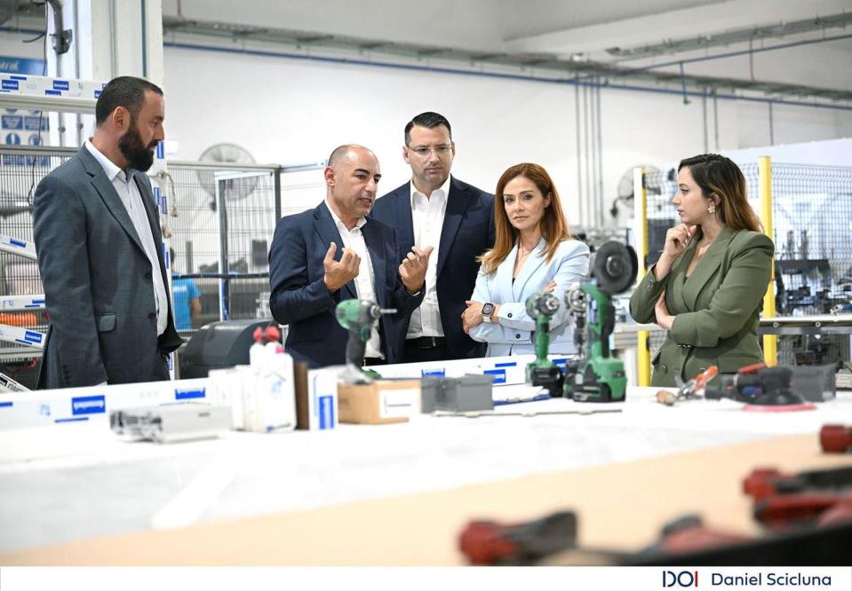 Minister visit the local production company that supports energy -efficient buildings