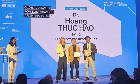 The Vietnamese architect Hoang Thuc Hao (C) receives the global price for sustainable architecture in Venice, Italy, May 8, 2025. Photo with friendly approval from Hao