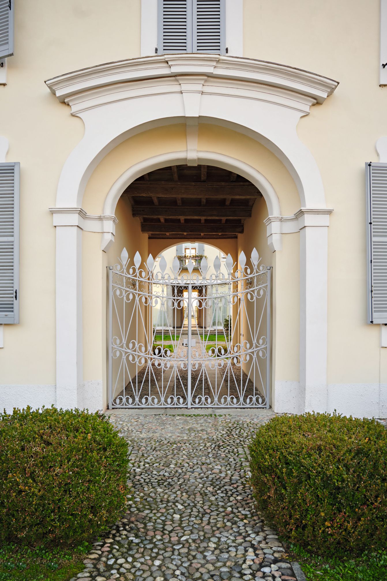 Palazzo entrance garden plants Cancello sticks