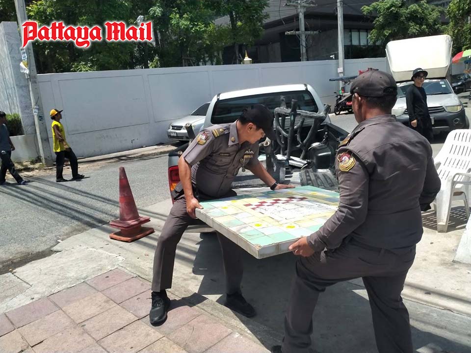 Pattaya City men almost break the bones, the heavy concrete tables of footpath - local questions: "Why not the bags" empty "perpetrators" empty "