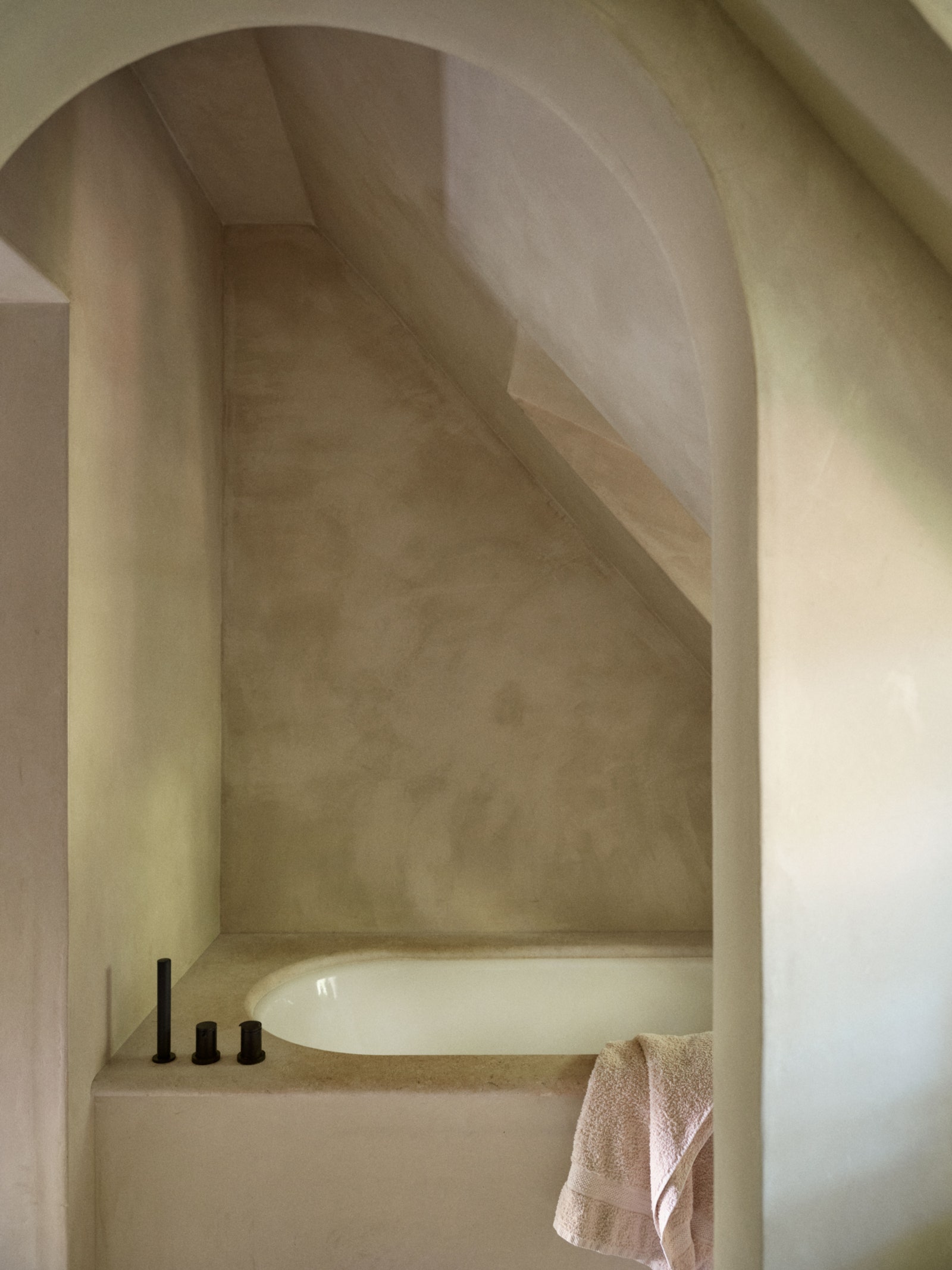 The picture can bathe the bathtub and one person and person