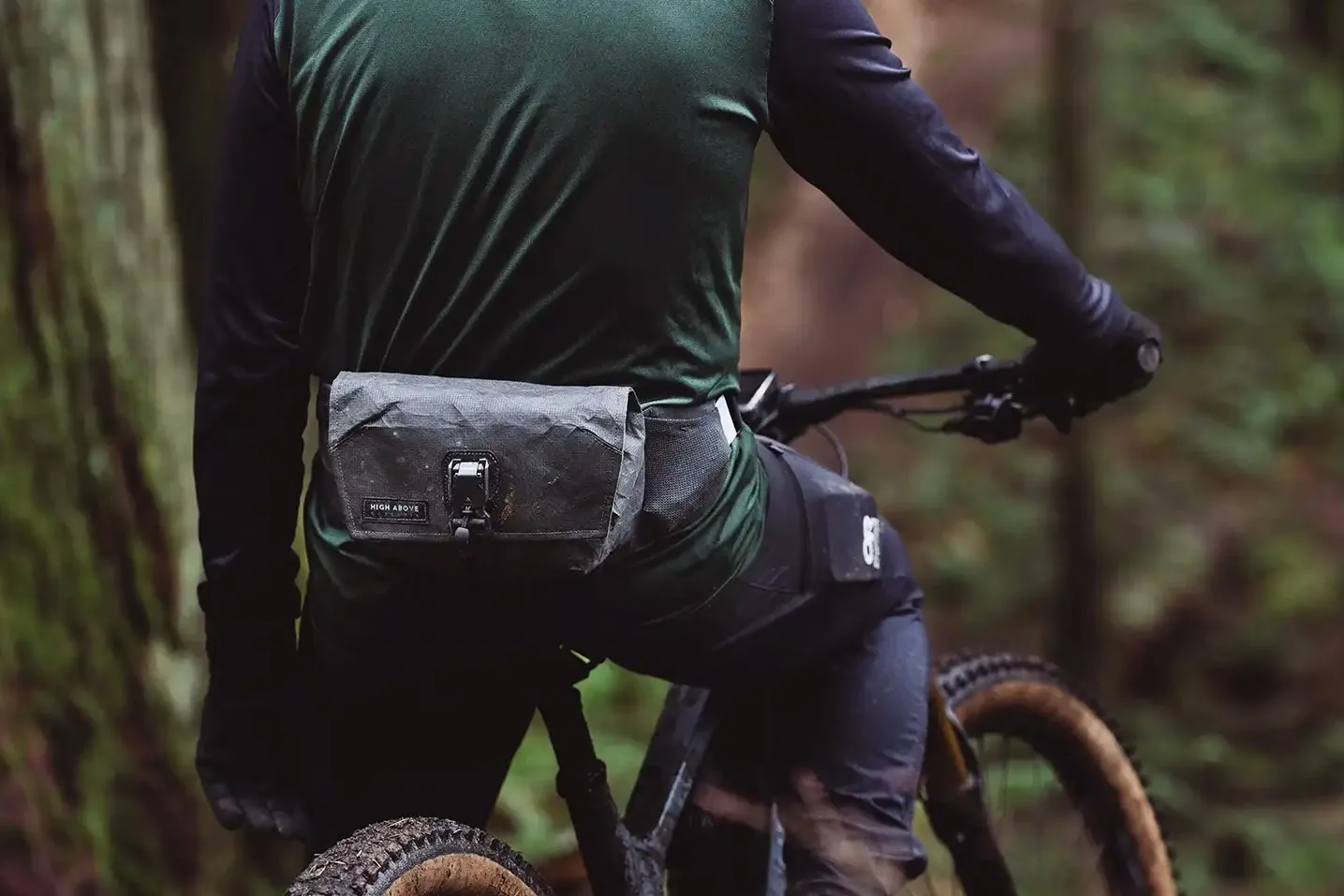 A driver who wears the high 3D -3D -hip pack