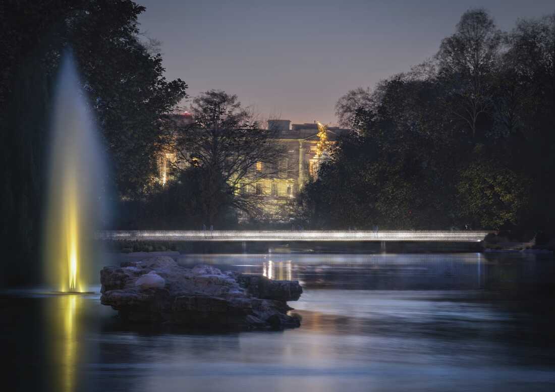 The winning design of Foster + Partners includes a bridge with a cast glass balustrade inspired by Queen Elizabeth II wedding.