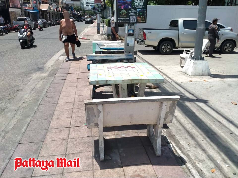Pattaya City men almost break the bones, the heavy concrete tables of footpath - local questions: "Why not the bags" empty "perpetrators" empty "