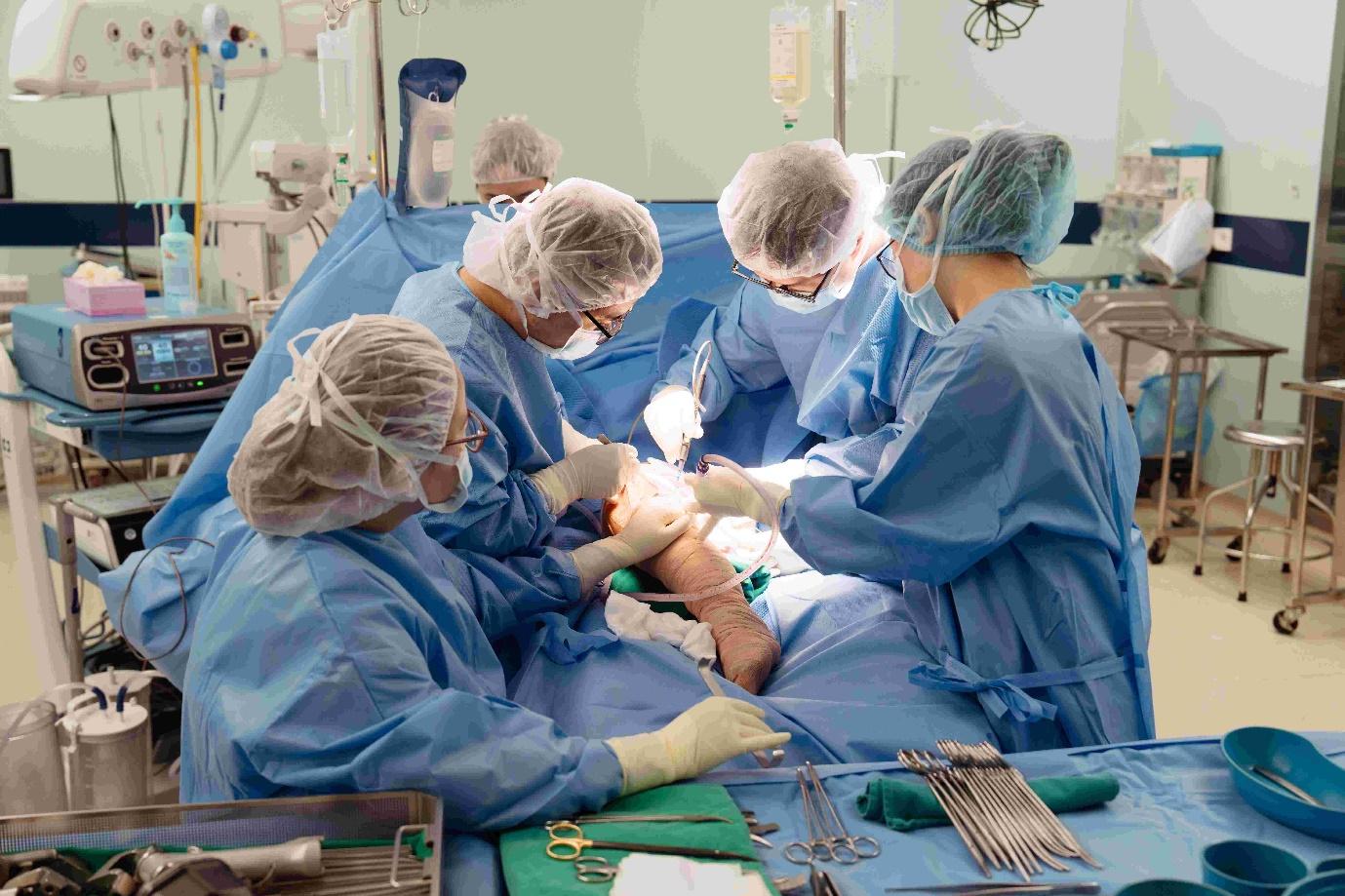 Vinmec carries out a TFR operation with 3D -printed metal implant