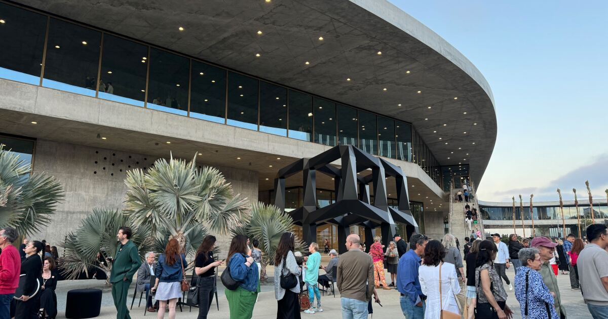 "Amoeba Monster", "Elegant", "Bunker", "Futurist": Angelenos react to the new Lacma building