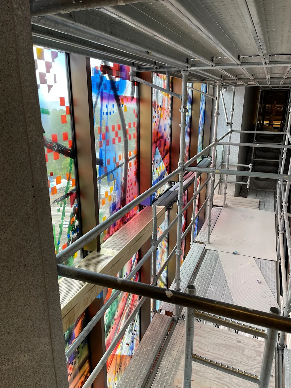 The picture is an open picture of the construction of the interior of the Obama Presidential Center Museum. There is an inner framework in the picture. The inner scaffolding finally becomes a escalator. On the left of the scaffolding is the interior of "Uprising of the sun" An art installation in the building of the presidential center.
