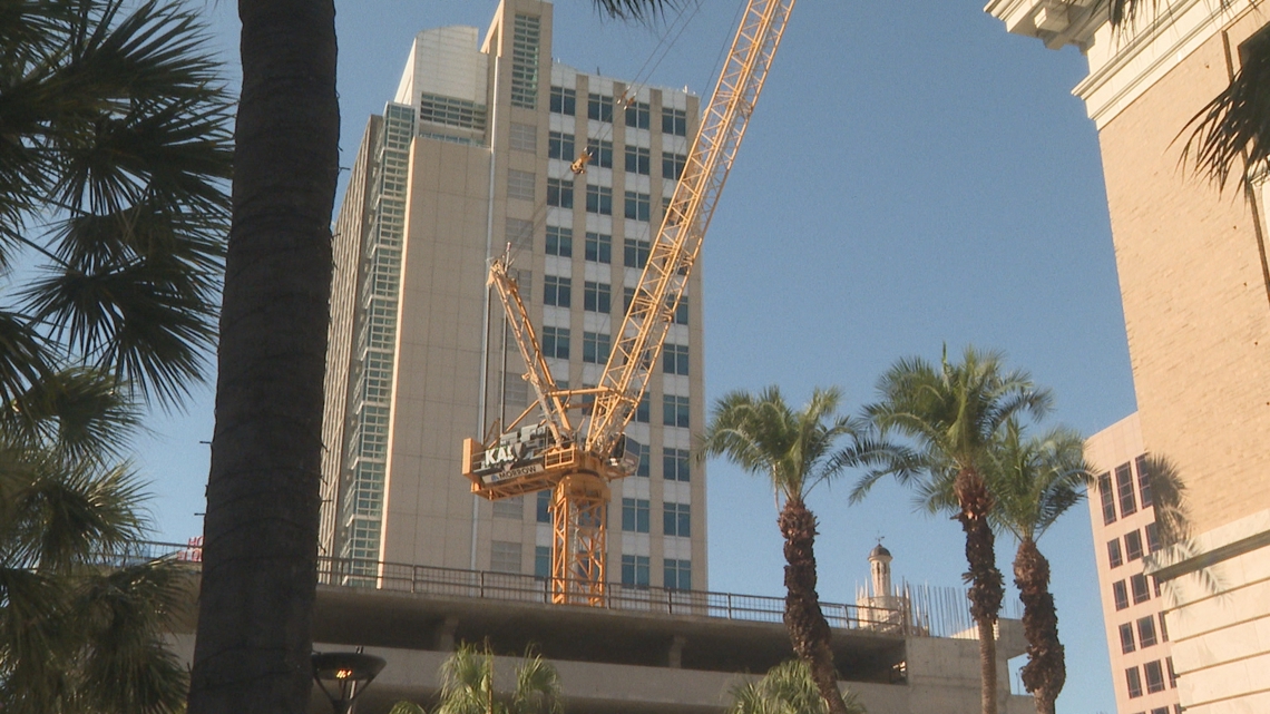 Sitting in the city center of Tampa Crane throws concerns in the middle of the hurricane season