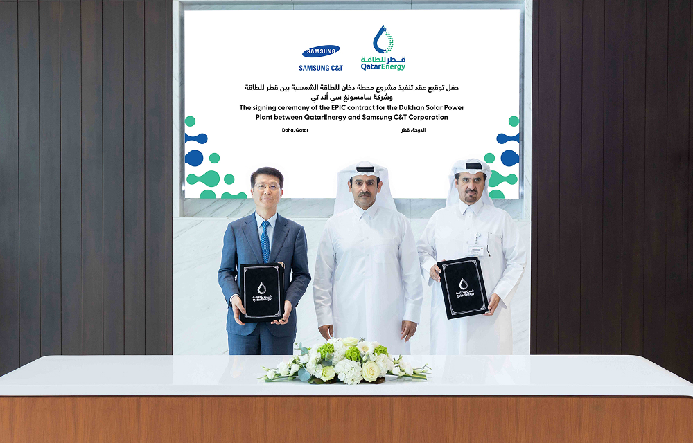 The CEO of Samsung C&T, SE-Chul OH and Qatarergy Executive Display, signed EPC contracts for the 2,000 MW Dukhan Solar Power Project.