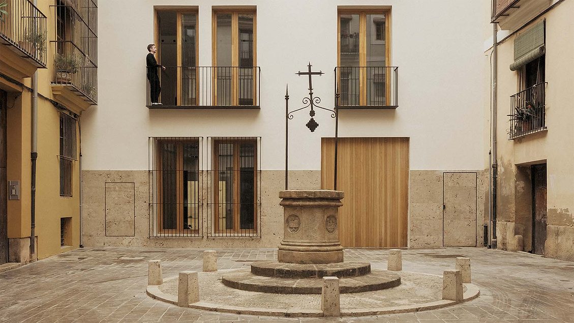 A cozy building plot becomes a home for a close-knit family with several generations in Valencia