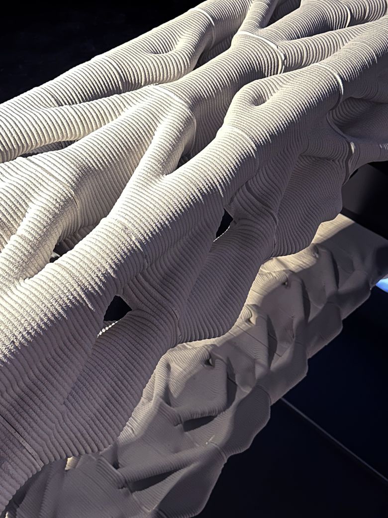 Together with Sika Group Switzerland, construction companies Carsey3D and Eiffage worked with the Diamanti team to build the 10-meter prototype.