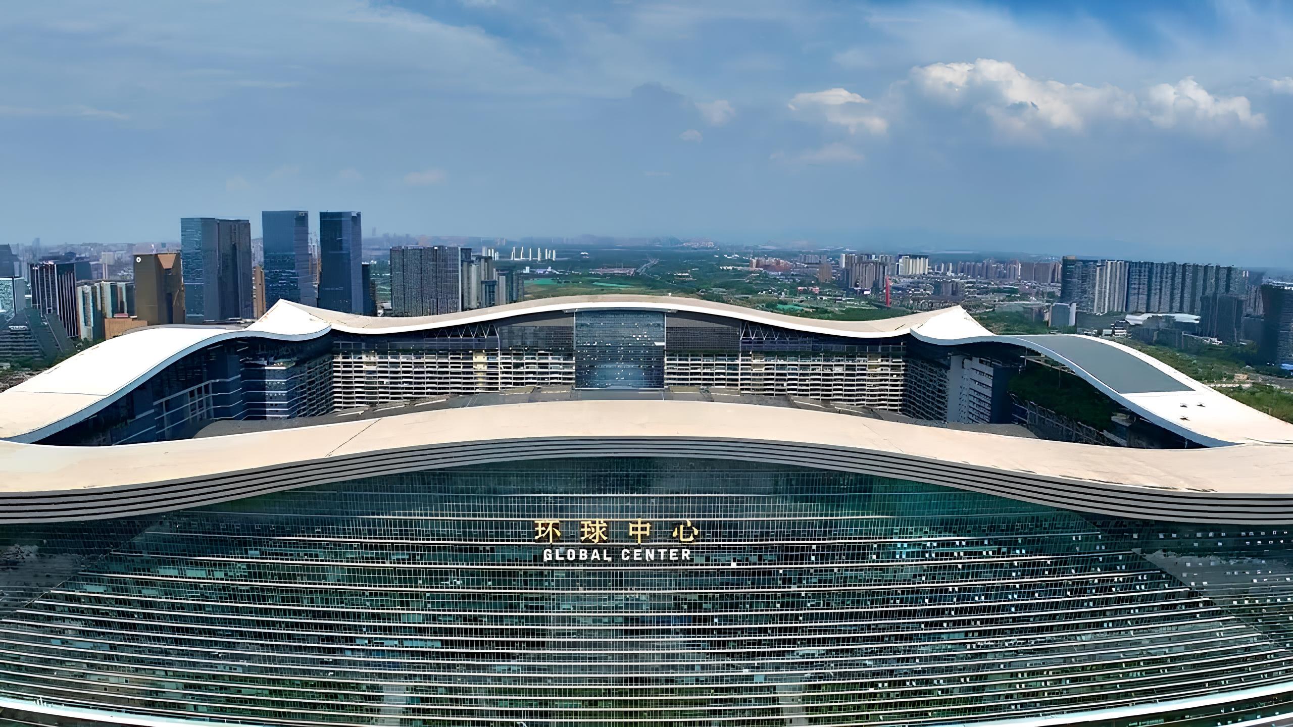 At 1.76 million m², 500 meters long and 400 meters wide, it is the widest building in the world.