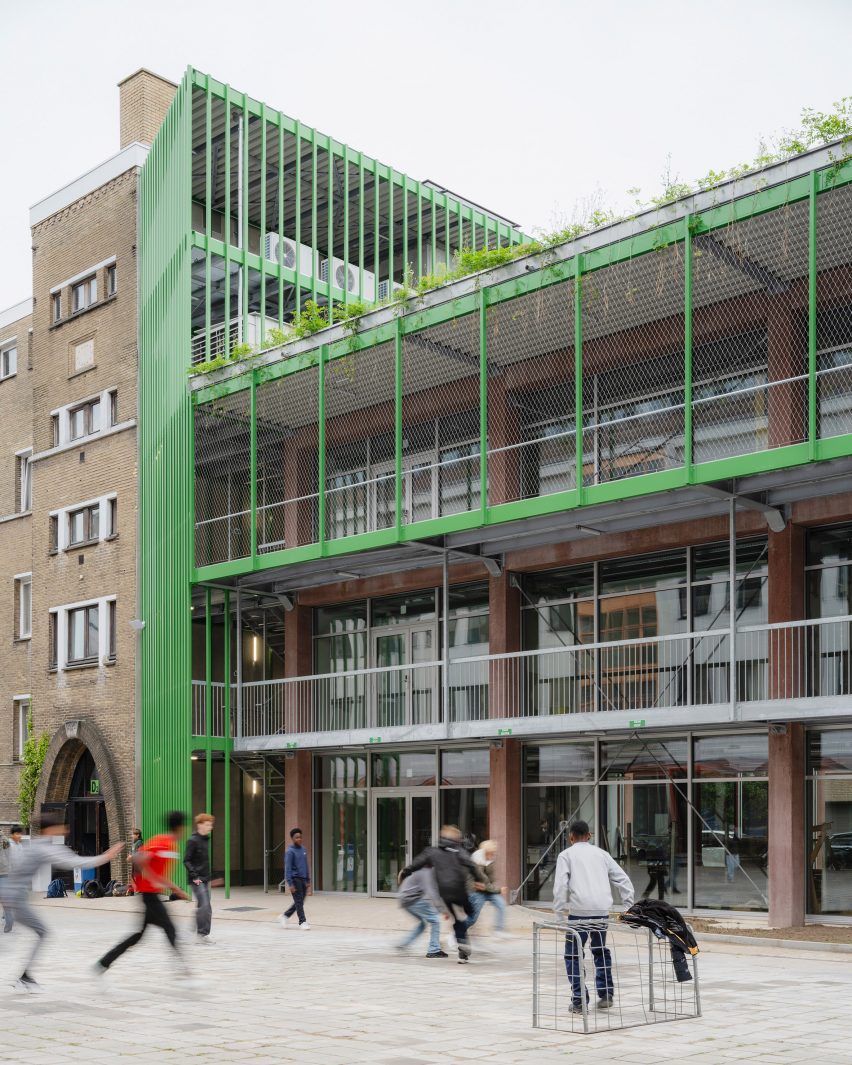 Buildings with circulation areas made of green steel