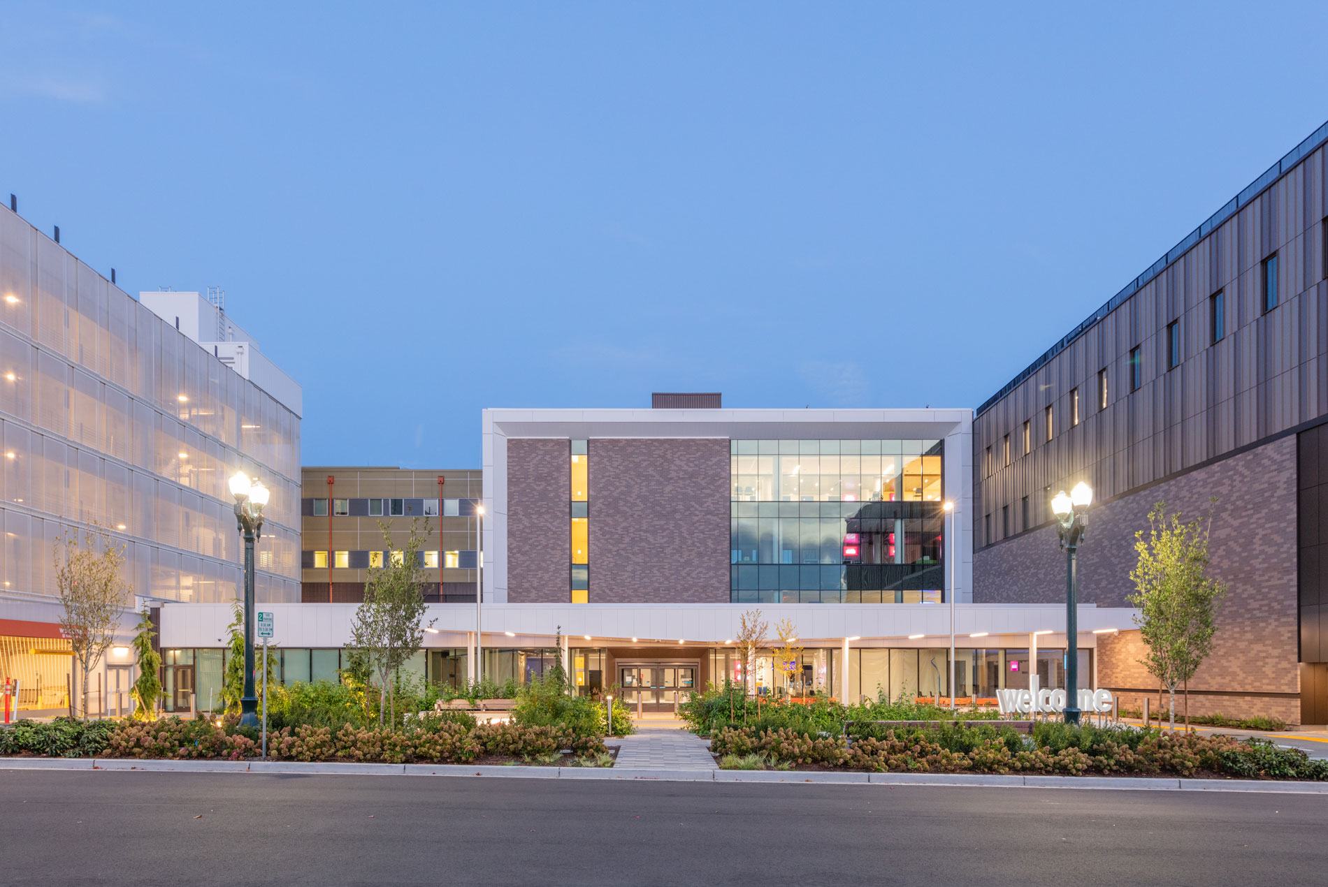 Expansion of the Kaiser Permanente Everett Ambulatory Surgery and Specialty Center with an outdoor entrance and pocket park