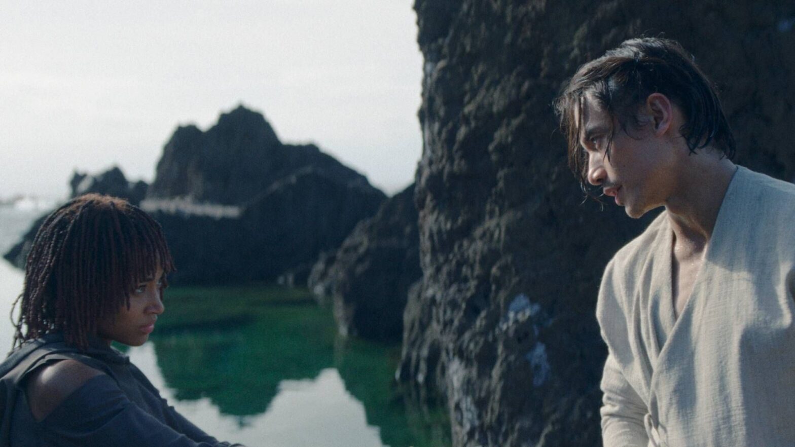 Acolyte star Manny Jacinto says modern franchises "lack romance" and that's why he "loved the relationship between Qimir and Osha" in his canceled Star Wars show.