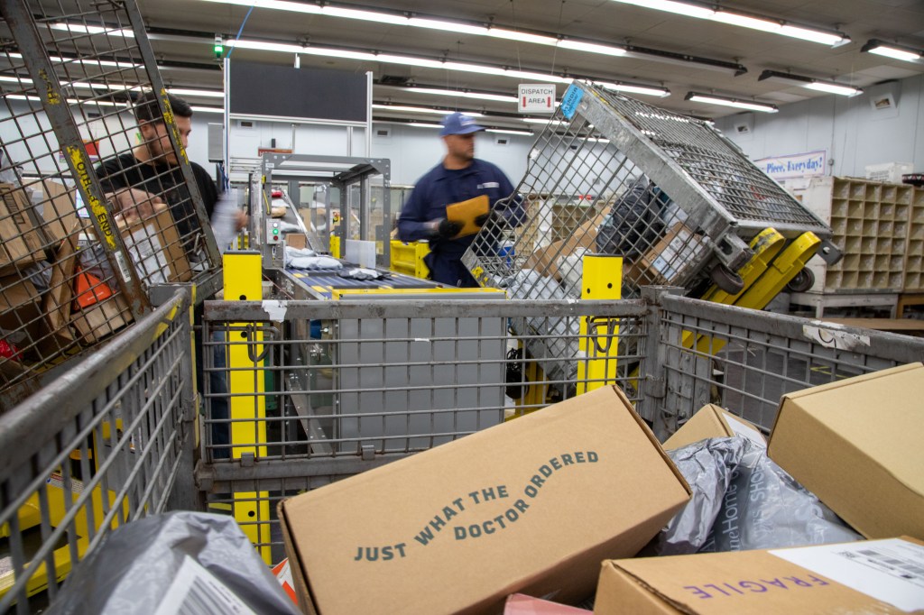 Torrance post office partially reopens after asbestos abatement - Daily Breeze